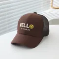 Bruine mesh trucker pet voor kinderen met Hello-borduurwerk en een gele smiley voor de zomer - Kinderen (50-53) / koffiekleur