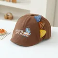 Braunes Baby-Baskenmütze aus Baumwolle mit Dinosaurier-Stickerei und bunten Zacken - 50cm / Dinosaurier Dunkelkaffee