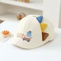 Baby-Baskenmütze in Cremeweiß mit blauer Dinosaurier-Stickerei und bunten 3D-Details - 50cm / Dinosaurier Cremeweiß