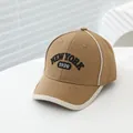 Dettaglio cappellino da baseball per bambini con ricamo New York e profili bianchi - Bambini 2-6A (50-52CM) / Cachi scuro