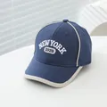Détail de la broderie New York 1920 sur la casquette de baseball bicolore enfant - Enfant 2-6 Ans (50-52CM) / Bleu marine