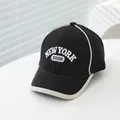 Dettaglio del ricamo New York 1920 su un cappellino nero da bambino con piping a contrasto - Bambini 2-6A (50-52CM) / Nero