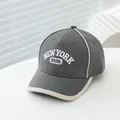 Détail de la casquette de baseball en coton gris avec broderie New York 1920 et passepoil - Enfant 2-6 Ans (50-52CM) / Gris
