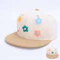 Detalle de flores 3D coloridas en una gorra snapback beige y marrón para niños - Niños 3-8 Años (50-54CM) / Beige