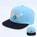 Detalle de gorra infantil azul cielo con cinco flores 3D coloridas y visera plana negra - Niños 3-8 Años (50-54CM) / Azul lago
