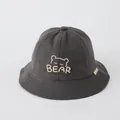 Cappello a secchiello grigio scuro per bambini in cotone con ricamo orsetto e scritta BEAR - 48-50cm / Orso Grigio Scuro
