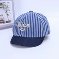Dettaglio cappellino neonato a righe blu con ricamo Nice e faccina sorridente - 0-18 mesi / Stile Faccina Sorridente Blu
