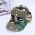 Detailansicht der Camouflage-Baseballkappe mit verstärkten Nähten und Baumwollgewebe - Khakigrün
