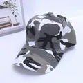 Detailansicht der Camouflage Baseballkappe mit Sechs-Panel-Design und gebogenem Schirm - Grau