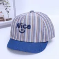 Dettaglio del berretto a righe per neonati con ricamo Nice e visiera in denim blu navy - 0-18 mesi / Stile Faccina Sorridente Grigia