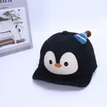 Dettaglio ravvicinato di un cappello da baseball nero per neonati con ricamo pinguino - 46-48cm (1-3 Anni) / Nero