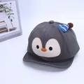 Dettaglio cappellino da neonato con ricamo a pinguino e mini decorazione in maglia - 46-48cm (1-3 Anni) / Grigio scuro