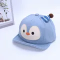 Dettaglio del berretto da baseball neonato azzurro con ricamo pinguino e pompon - 46-48cm (1-3 Anni) / Celeste