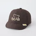 Braune Baby-Baseballkappe mit weißer Bärenstickerei und gelbem Webetikett-Detail - Verstellbare Babygröße / Kaffee mit BÄR