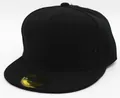 Detailopname van zwarte snapback pet van katoen met een gouden logo-sticker erop - Kinderen Zwart