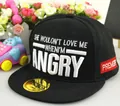 Detailaufnahme der ANGRY-Stickerei auf schwarzer Snapback-Cap mit rotem Etikett - 3-8 Jahre / Schwarz