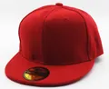 Detailopname van een rode flat brim honkbalpet van twill met een gouden sticker - Kinderen Rood