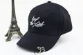 Détail de la casquette en coton noir avec broderie Keep the Faith et anneaux métal - Adulte / Broderie KEEP Avec Doubles Anneaux Métalliques / Noir