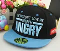 Detail der Stickerei auf einer schwarz-blauen Kinder-Snapback-Cap mit Goldaufkleber - Himmelblaue Krempe + Schwarz