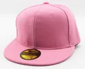 Detailopname van roze katoenen snapback baseballpet met gouden merksticker - Kinderen Roze