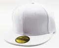 Macro-opname van witte katoenen baseballpet met platte klep en gouden sticker - Wit voor kinderen