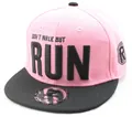 Detalle de gorra snapback rosa con bordado RUN 3D y visera plana negra - Negro & Rosa / Adulto