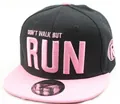 Detalle del texto RUN bordado en 3D en gorra de béisbol snapback negra y rosa - Rosa y Negro / Niños