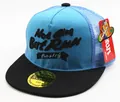 Dettaglio del cappellino da baseball blu in mesh con ricamo 3D e visiera piatta - Celeste