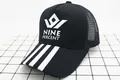 Détail de la casquette trucker en filet noir avec broderie NINE PERCENT et rayures - Enfants (2-8 ans) / Noir Avec Étiquette Argentée