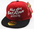 Dettaglio del cappellino mesh per bambini con ricamo Run e design rosso e nero - Rosso