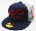Dettaglio del cappellino baseball in mesh blu e grigio con ricamo rosso stile retrò - Blu navy