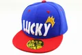 Macro-opname van een blauw-rode kinder-snapback met wit LUCKY-borduurwerk en kroon - Baby (2-8 Jaar) / Koningsblauw