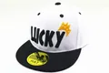 Detailweergave van snapback-pet voor kinderen met LUCKY-borduurwerk en zwarte klep - Baby (2-8 Jaar) / Wit