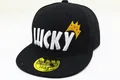 Detail van LUCKY 3D-borduurwerk en gele kroon op zwarte snapback pet met platte rand - Baby (2-8 Jaar) / Zwart
