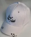 Weiße Kinder-Basecap mit silbernen Metallringen und keep the faith Stickerei - Kinder / KEEP Stickerei Mit Doppelten Metallringen / Weiß