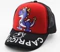Vista detallada de la malla transpirable y el estampado de dinosaurio en la gorra infantil - Rojo