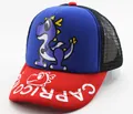 Detalle de gorra infantil azul y roja con dibujo de dinosaurio y malla transpirable - Azul zafiro