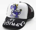 Detalle de gorra infantil con dinosaurio morado y malla transpirable en la parte trasera - Blanco
