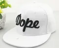Dettaglio del ricamo 3D Dope nero su un cappellino snapback bianco - Bianco
