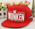 Λεπτομέρεια κόκκινου καπέλου snapback με κέντημα κορώνας 3D και γράμματα DRUNKEN - Κόκκινο
