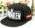 Λεπτομέρεια μαύρου καπέλου snapback με λευκό κέντημα στέμμα και γράμματα DRUNKEN - Μαύρο