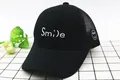 Dettaglio del ricamo bianco Smile e della rete traspirante sul berretto nero per bambini - Bambini (2-8 Anni) / Nero