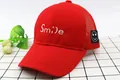 Dettaglio cappellino rosso estivo con mesh traspirante e ricamo bianco Smile - Bambini (2-8 Anni) / Rosso