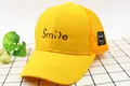 Dettaglio del ricamo Smile e della rete traspirante su questo cappellino giallo - Bambini (2-8 Anni) / Giallo
