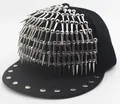 Détail de la casquette punk noire avec des pointes métalliques et rivets argentés - Enfant