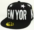 Detalle de gorra de béisbol negra infantil con bordado New York y sello dorado premium - 2-8 años / Negro