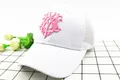 Dettaglio del ricamo rosa e della rete traspirante sul berretto trucker bianco - Bambini (48-53CM) / Stile Mesh Bianco