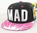 Detalle del bordado MAD en gorra snapback negra y rosa con diseño de graffiti - Negro con Ala Rosa