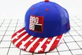 Dettaglio cappellino bambino con visiera bandiera USA e ricamo BRO BOMR - bambini (3-8 anni) / Blu Reale (BRO)
