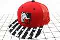 Dettaglio cappellino rosso a rete con visiera a stelle e strisce per bambini - bambini (3-8 anni) / Rosso (BRO)
